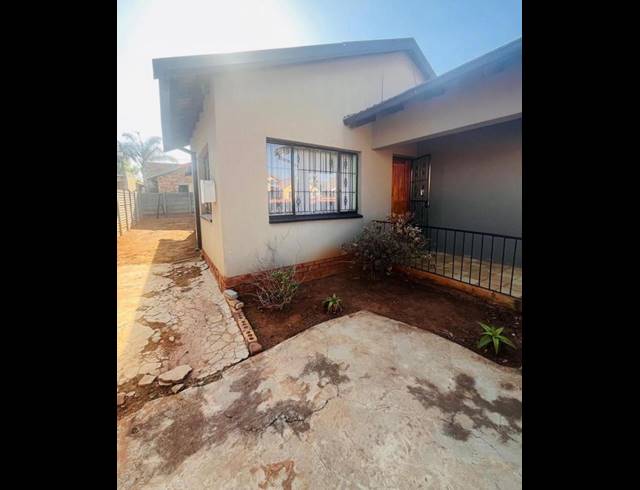 3 BEDROOM HOUSE FOR SALE IN PROTEA NORTH